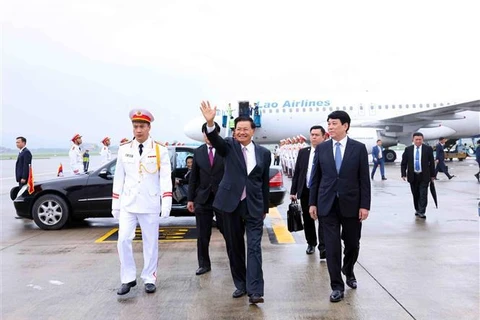 Le secrétaire général du Comité central du Parti populaire révolutionnaire lao (PPRL) et président du Laos, Thongloun Sisoulith, son épouse et une délégation lao de haut rang ont été accueillis à l'aéroport international de Nôi Bài. Photo : 