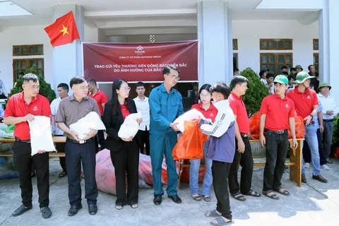 Assistance aux personnes touchées par le typhon Yagi dans la commune de Ngoc Chien, district de Muong La, province de Son La (Photo : VNA)