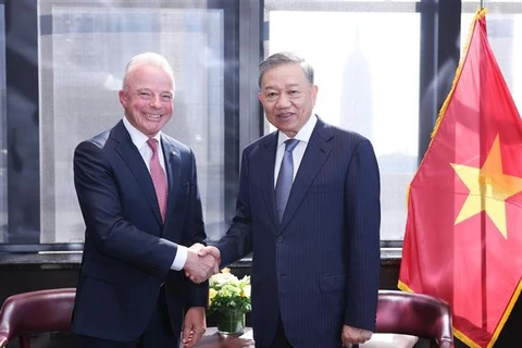 Le secrétaire général du Parti communiste du Vietnam et président To Lam (droite) et le président de Boeing International, Brendan Nelson. Photo : VNA