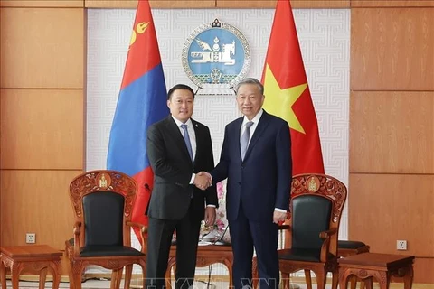 Le secrétaire général du Parti communiste du Vietnam et président To Lam (droite) et le président du Grand Khoural d'État de la Mongolie Dashzegve Amarbayasgalan. Photo : VNA