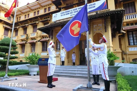 Lors d'une cérémonie de hissage du drapeau de l'ASEAN. Photo : VNA