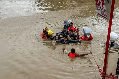 Des sauveteurs évacuent les habitants des zones inondées par le typhon Trami dans la province de Camarines Sur, aux Philippines. (Photo : Xinhua/VNA)