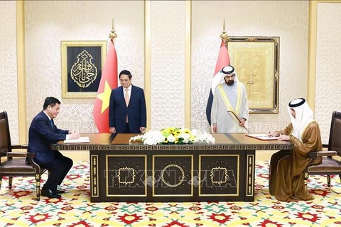 Le Premier ministre Pham Minh Chinh et le vice-président et Premier ministre des Émirats arabes unis (EAU), Cheikh Mohammed bin Rashid Al Maktoumont assistent à la signature du CEPA, le premier accord de libre-échange (ALE) du Vietnam avec un pays arabe. Photo : VNA