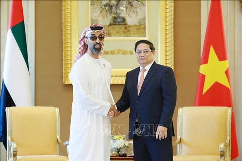 Le Premier ministre Pham Minh Chinh (droite) et le conseiller à la sécurité nationale des Émirats arabes unis (EAU) et vice-gouverneur d'Abou Dhabi, Tahnoun bin Zayed Al Nahyan. Photo : VNA