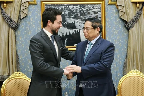 Le Premier ministre Pham Minh Chinh (droite) et le prince héritier du Royaume de Jordanie Al Hussein bin Abdullah II. Photo : VNA