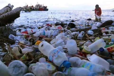 Un garçon ramasse des déchets plastiques éparpillés sur une plage de Ternate, dans la province des Moluques du Nord en Indonésie. (Photo : Antara)