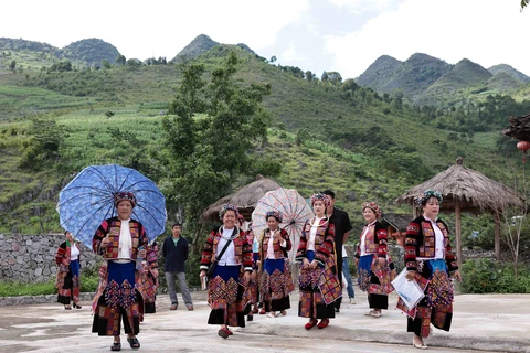 Trajes tradicionales: una característica cultural única del pueblo Lo Lo