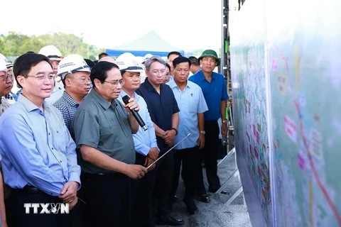 Premier de Vietnam inspecciona construcción de autopista Khanh Hoa - Buon Ma Thuot