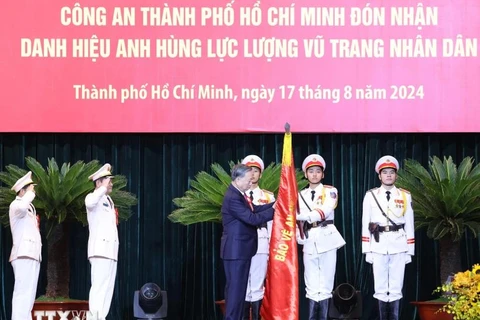 Máximo dirigente vietnamita entrega distinción a Policía de Ciudad Ho Chi Minh