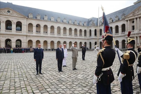 Celebran en Francia ceremonia de bienvenida a máximo dirigente de Vietnam