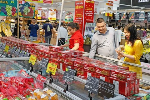 Consumidores en el supermercado BigC en Hanoi (Fuente:VNA) 