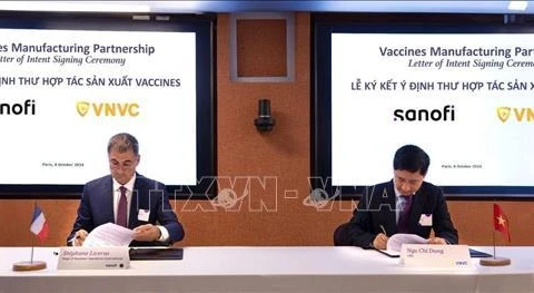 El director general de VNVC, Ngo Chi Dung, firmó la Carta de intención con representante de la empresa Sanofi (Fuente:VNA)