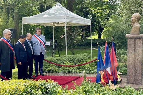 越南外交部部长裴青山前往蒙特勒伊市蒙特勒公园，向胡伯伯塑像献花。图自越通社