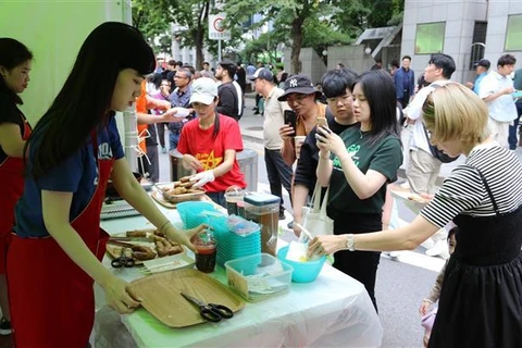 越南河粉和春卷给许多韩国和国际食客留下了深刻的印象。图自越通社