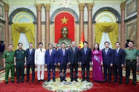 越南党和国家领导与新任副总理黎成龙和公安部新任部长梁三光合影。图自越通社