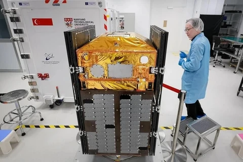 新加坡新建造首颗距离地球最近卫星。图自互联网