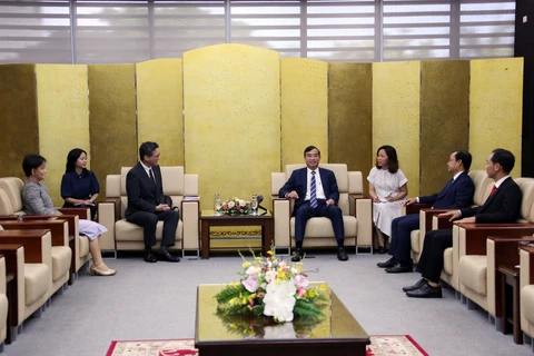 岘港市人民委员会黎忠征会见日本驻岘港市总领事Mori Takero。图自越通社