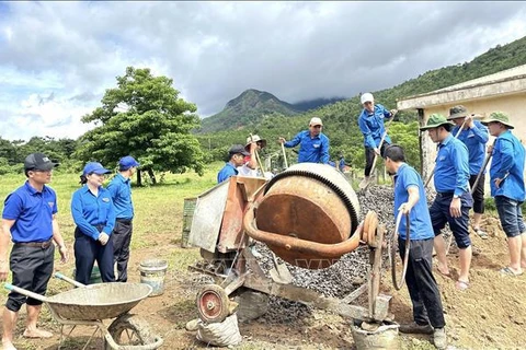 广治省向化县向山乡团员正在修建农村水泥路。图自越通社