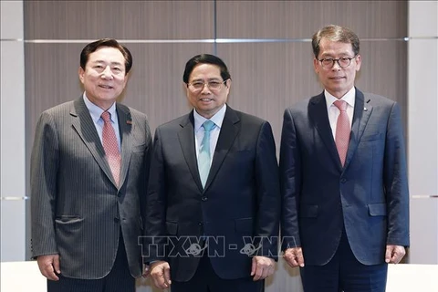 越南政府总理范明政会见韩国中小企业中央会（KBIZ）会长金基文和韩国中小企业银行（IBK）理事长、行长金成胎。图自越通社