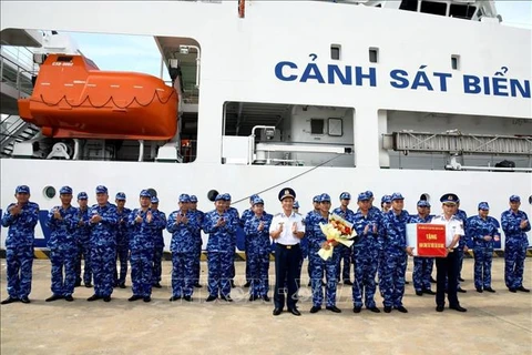 越南海警二区司令部所属的海警CSB 8002号舰在海警二区军港出发，前往菲律宾进行访问。图自越通社