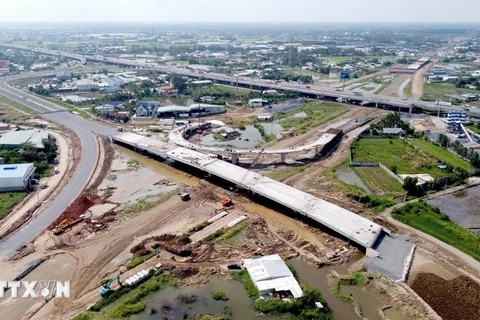 胡志明市三环路隆安省路段。图自越通社