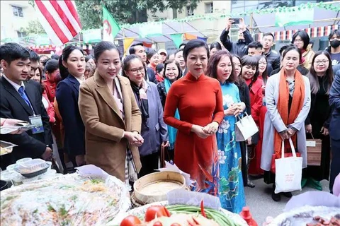 越共中央总书记苏林夫人吴芳璃，政府副总理兼外交部部长裴青山夫人武氏碧玉等代表出席2024年国际美食节。图自越通社