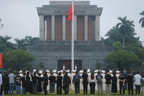 吊唁阮富仲总书记逝世升国旗和降半旗仪式在巴亭广场隆重举行