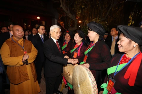 Party General Secretary Nguyen Phu Trong celebrated with residents and folk singers at Ngọc Sơn Temple on Lunar New Year 2018 and the 88th anniversary of the Communist Party of Vietnam (February 3) (Photo: VNA)