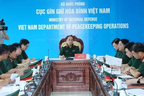 Deputy Chief of the General Staff of the Vietnam People's Army Senior Lieutenant General Phung Si Tan chairs a working session with relevant units. (Photo: VNA) 