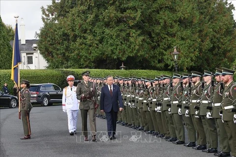 Party General Secretary and State President To Lam inspects the guard of honour at the welcome ceremony. (Photo: VNA)