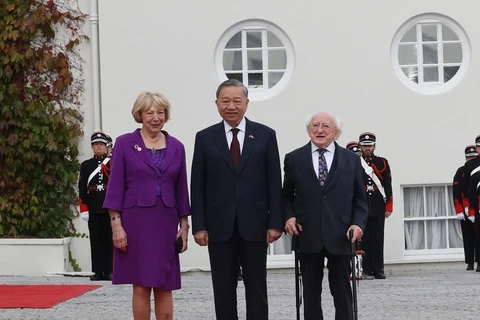 Irish President Michael D. Higgins (R) and his spouse chair an official welcome ceremony for General Secretary of the Communist Party of Vietnam Central Committee and State President To Lam (R). (Photo: VNA)