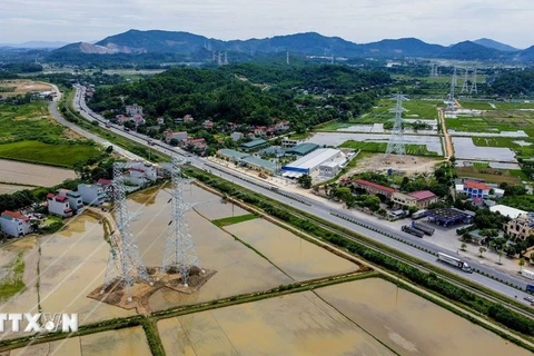 The 92-km Quynh Luu-Thanh Hoa section of the 500kV circuit-3 power transmission line was commissioned on August 19. (Photo: VNA)