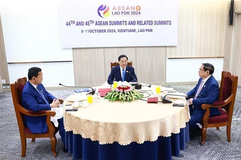 Vietnamese Prime Minister Pham Minh Chinh (R) has a working breakfast with his Lao and Cambodian counterparts, Sonexay Siphandone (C) and Samdech Thipadei Hun Manet (L) (Photo: VNA)