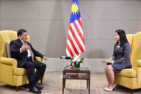 Speaker of the Malaysian House of Representatives Tan Sri Dato' Johari Bin Abdul (L) grants an exclusive interview to the Vietnam News Agency (VNA). (Photo: VNA) 