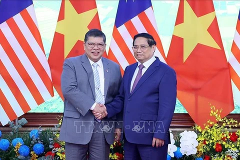 Prime Minister Pham Minh Chinh (R) and Speaker of the Malaysian House of Representatives Tan Sri Dato' Johari Bin Abdul in Hanoi on October 25. (Photo: VNA)