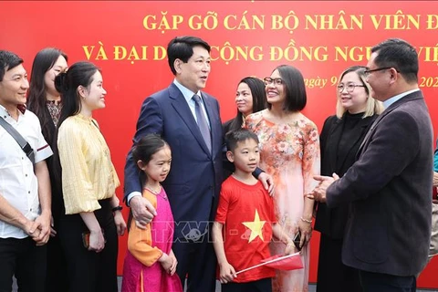 State President Luong Cuong meets with representatives of the Vietnamese community in Chile. (Photo: VNA)