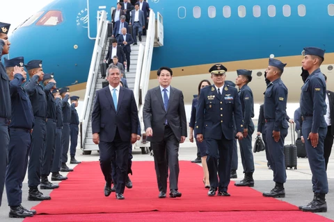 State President Luong Cuong (C) arrives at the Jorge Chavez International Airport in Lima on November 12 afternoon (local time), beginning his official visit to Peru and attendance at the 2024 APEC Economic Leaders’ Week (AELW) at the invitation of Peruvian President Dina Ercilia Boluarte Zegarra. (Photo: VNA)