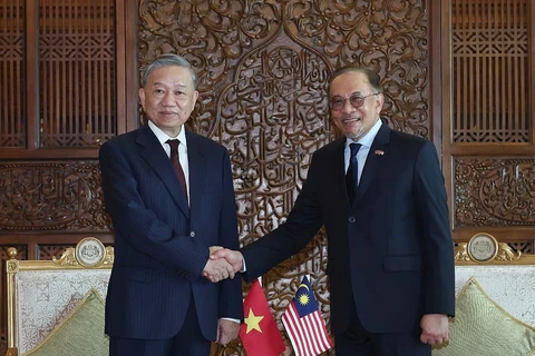 General Secretary of the Communist Party of Vietnam (CPV) Central Committee To Lam (L) and Malaysian Prime Minister Anwar Ibrahim. (Photo: VNA)