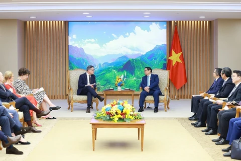 Prime Minister Pham Minh Chinh (R) receives Minister-President of Germany’s State of Hesse Boris Rhein in Hanoi on November 28. (Photo: VNA)