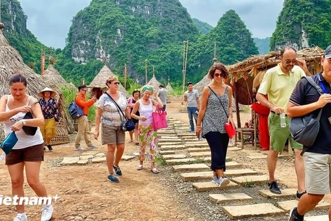 Des touristes internationaux visitent le tournage du film "Kong : Skull Island" à Ninh Binh. Photo : Vietnam+