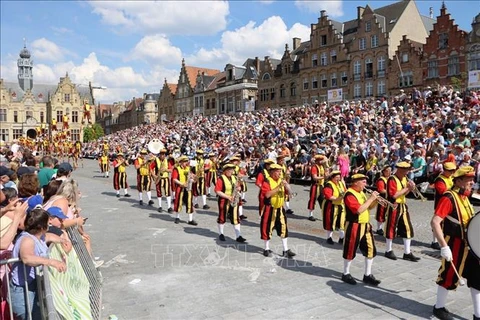 La troupe royale d'échasses de la région de Merchtem présentera un grand spectacle sur des échasses de cinq mètres de haut lors du Festival de Huê 2024. Photo: VNA