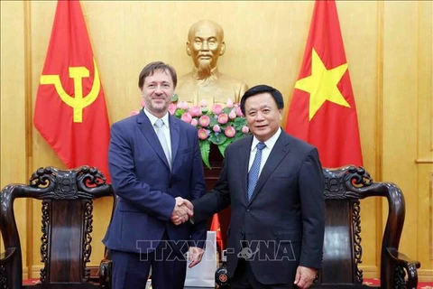 Nguyen Xuan Thang, membre du Bureau politique, directeur de l'Académie nationale de politique Ho Chi Minh, président du Conseil théorique central (droite), et l'ambassadeur de Hongrie au Vietnam Baloghdi Tibor. Photo: VNA