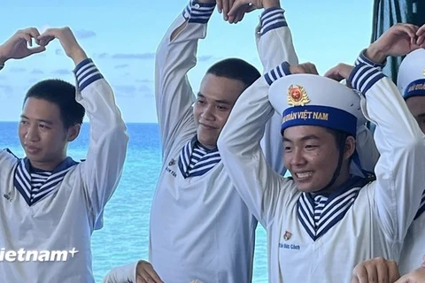 Les sourires éclatants de jeunes soldats. Photo: VNA