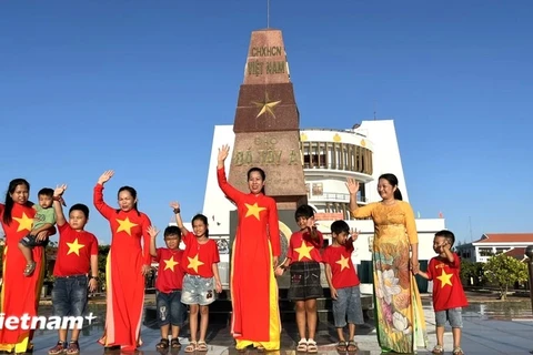 Avec la volonté, l'énergie, la créativité et l'esprit de travail acharné, les soldats et le peuple vietnamiens ont contribué à développer le district insulaire de Truong Sa de jour en jour. Photo: Vietnam+