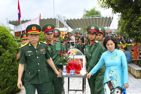 Cérémonie d’inhumation des restes de 12 soldats volontaires vietnamiens tombés au Laos au cimetière de Tông Khao. Photo: VNA