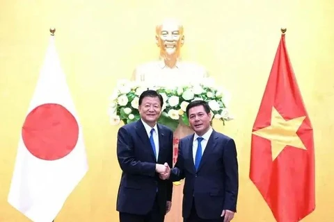 Le ministre de l'Industrie et du Commerce, Nguyen Hong Dien (droite), et le ministre japonais chargé de l'Accord de partenariat transpacifique global et progressiste (CPTPP), Shindo Yoshitaka. Photo: VNA