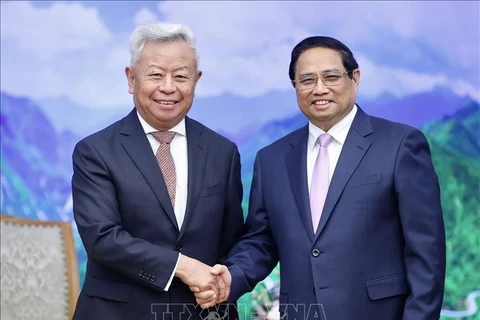 Le Premier ministre Pham Minh Chinh (droite) et le président de la Banque asiatique d'investissement dans les infrastructures (BAII), Jin Liqun. Photo: VNA