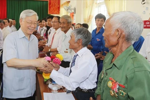 Le secrétaire général Nguyen Phu Trong lors de sa visite dans la commune montagneuse de Son Ha, district de Son Hoa, province de Phu Yen, le 3 mai 2016. Photo : VNA