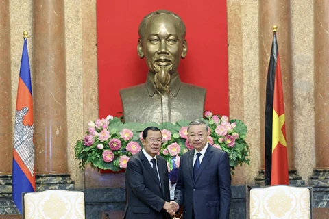 Le président To Lam (droite) et le président du Parti du peuple cambodgien (PPC) et président du Sénat du Cambodge Samdech Techo Hun Sen. Photo: VNA