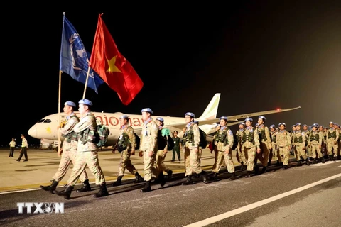 L'équipe du génie N°1 de retour à l'aéroport international de Noi Bai, après avoir accompli sa mission à Abyei. Photo : VNA